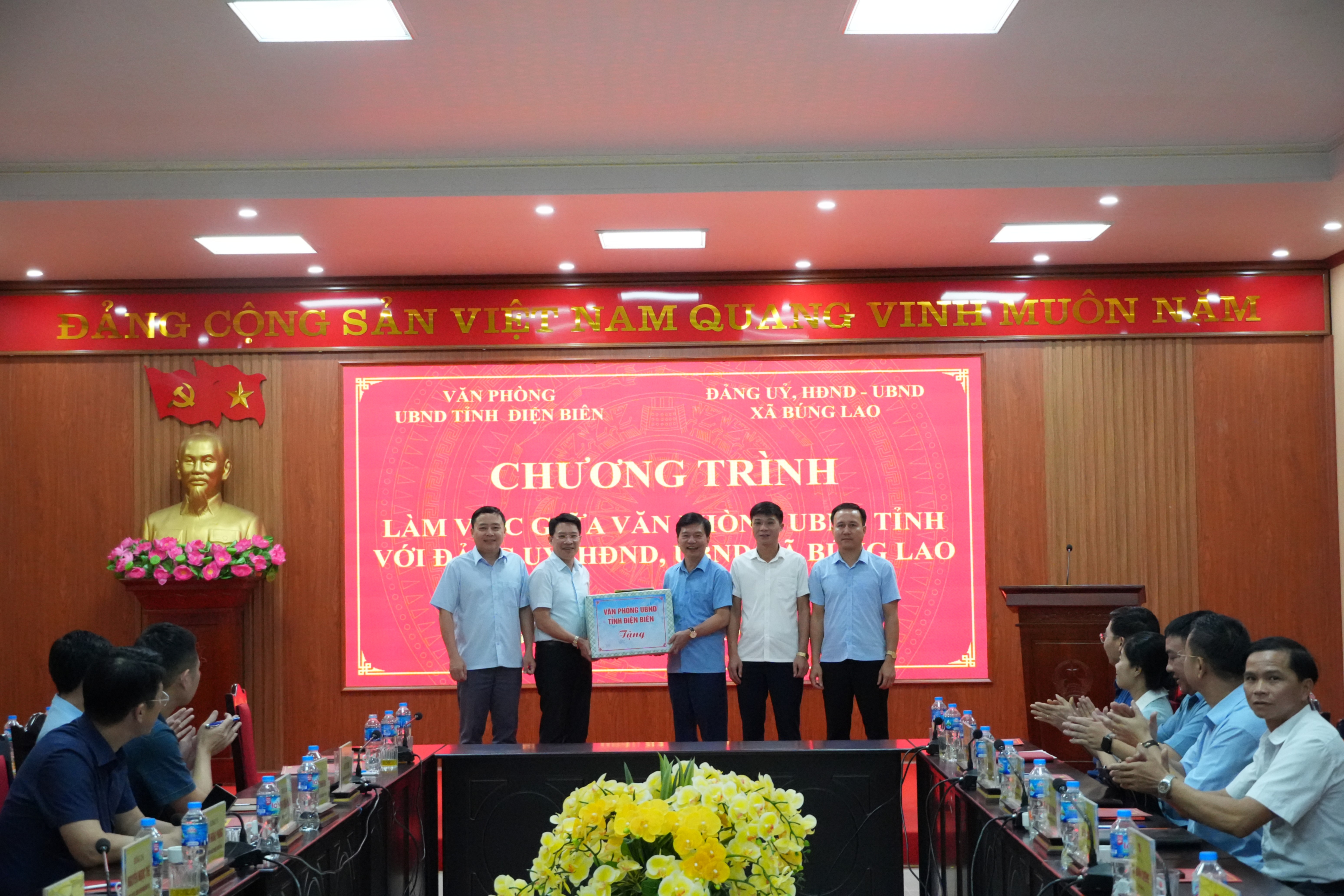 ĐOÀN CÔNG TÁC VĂN PHÒNG UBND TỈNH LÀM VIỆC TẠI XÃ BÚNG LAO