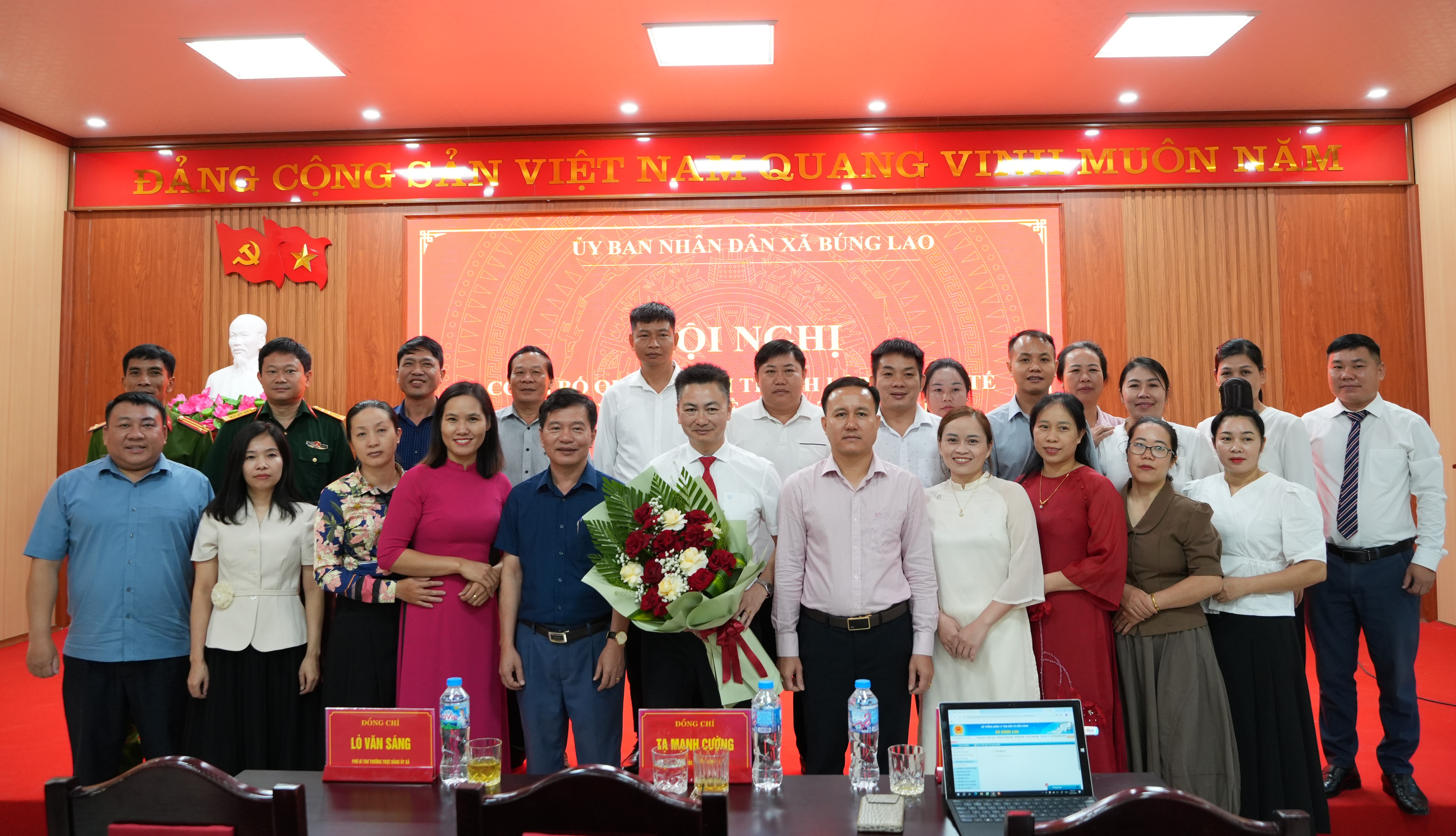 BÚNG LAO CÔNG BỐ QUYẾT ĐỊNH THÀNH LẬP TRẠM Y TẾ XÃ VÀ CÔNG TÁC CÁN BỘ