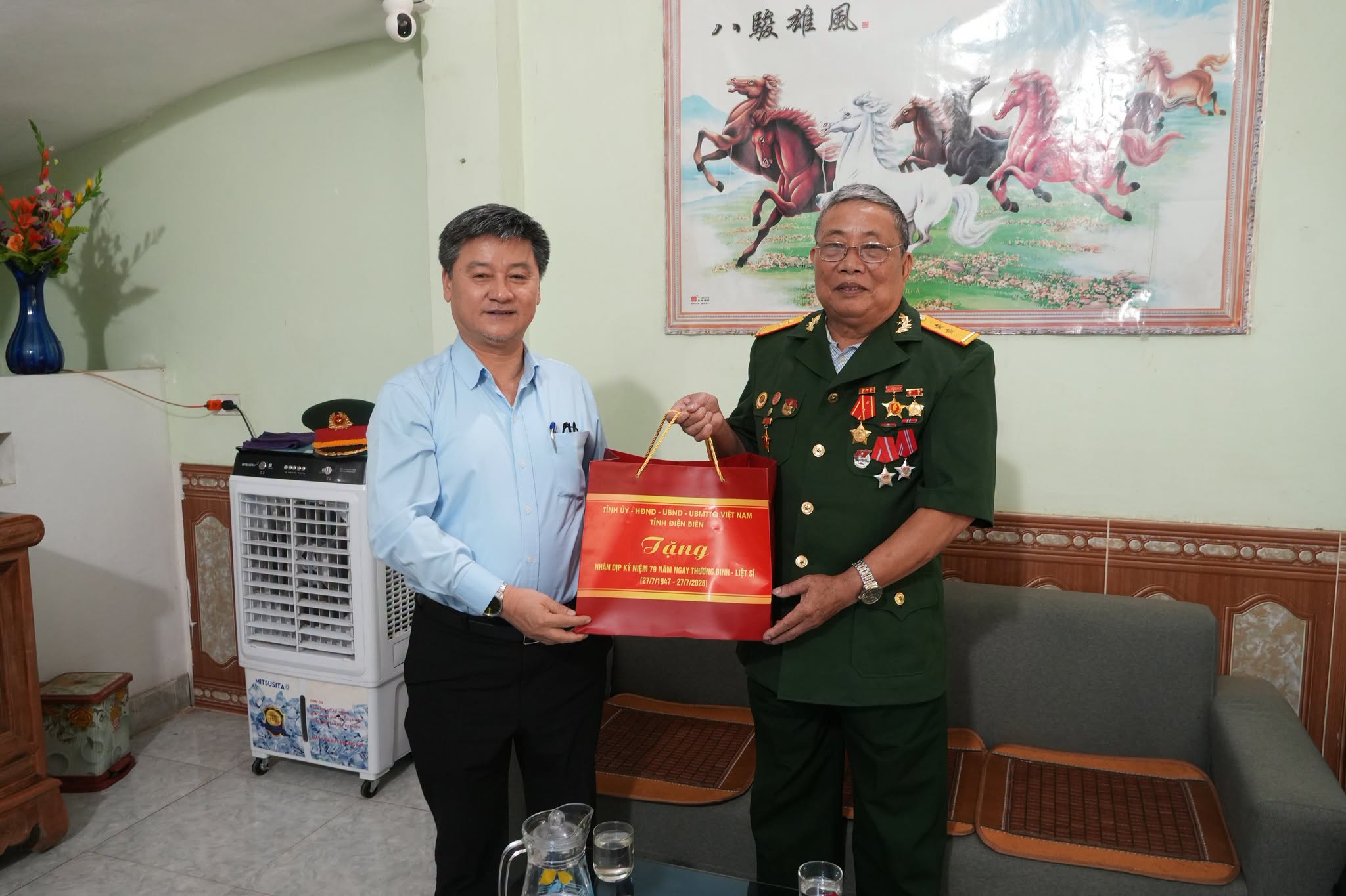 Chủ nhiệm Ủy ban Kiển tra Tỉnh ủy Nguyễn Sỹ Quân thăm, tặng quà các thương binh tại xã Búng Lao
